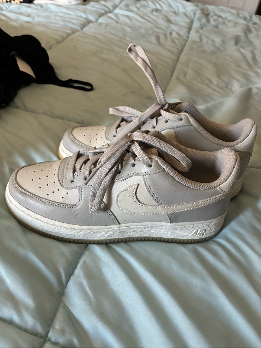 Nike Air Low-Top Sneakers in Light Gray and Off-White